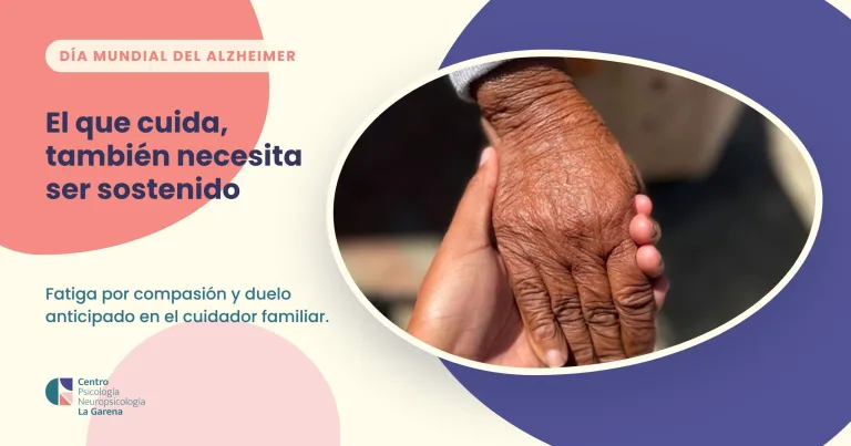 Unas manos jóvenes sosteniendo con ternura las manos de una persona mayor, simbolizando el apoyo y el cuidado.